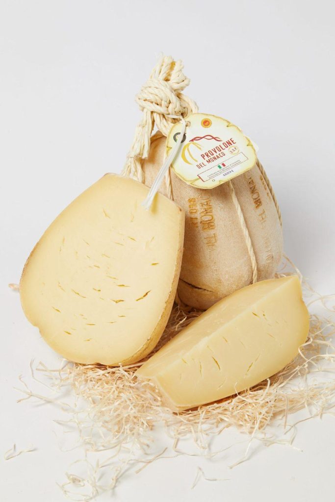 Provolone del Monaco DOP del Caseificio Modianus, formaggio stagionato campano prodotto a Vico Equense